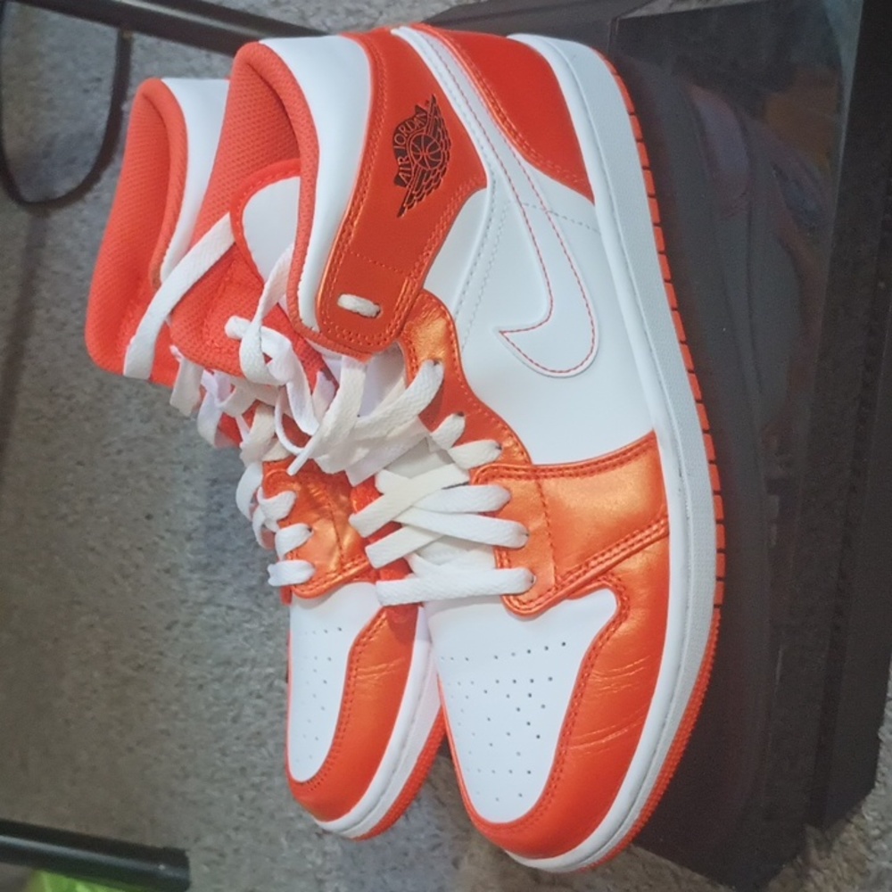 Jordan 1 mid electro orange